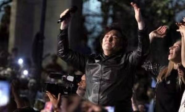 Javier Milei presenta su libro en el Movistar Arena en medio del narco escándalo