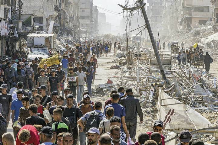 Thousands return to northern Gaza, hopeful, but faced with devastation
