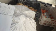 Sábanas y ropa con orines y heces en el mismo vehículo en el que se lleva comida a casa de personas vulnerables
