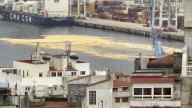 Barreras y buques de limpieza para frenar un vertido de aceite en la Ría de Vigo