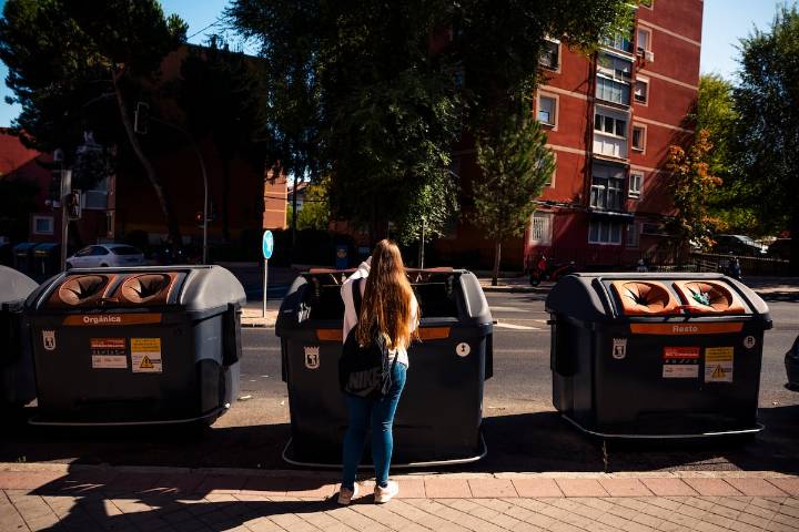 El Ayuntamiento de Madrid rectifica y tendrá en cuenta el número de empadronados por vivienda para calcular la tasa de basuras en 2026
