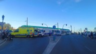 Un menor, herido al ser embestido el coche en el que viajaba con su madre por el tranvía en Chiclana