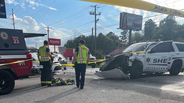 Off-duty Jefferson County Sheriff's deputy, 3 others injured in crash on Center Point Parkway