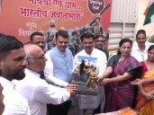 Maharashtra CM flags off trucks carrying Diwali sweets for soldie