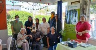 Colorida visita a un geriátrico