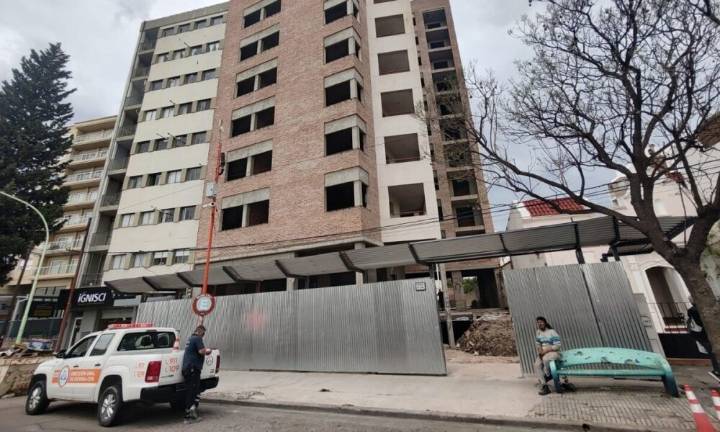 Un obrero cayó del décimo piso por el hueco del ascensor