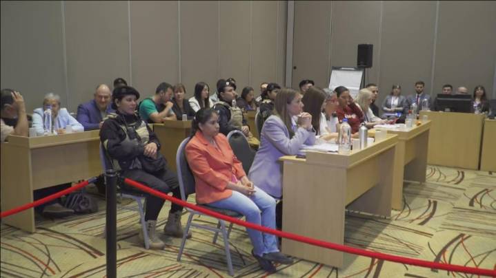 Escándalo en el juicio por el femicidio de Cecilia Strzyzowski: detuvieron a uno de los abogados de Emerenciano Sena por filmar en la sala