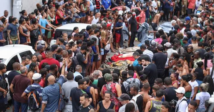 Tras megaoperativo policial en Río de Janeiro que dejó 64 muertos: vecinos trasladan decenas de cadáveres a plaza São Lucas
