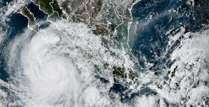 Huracán Priscilla podría subir a categoría 3 esta tarde