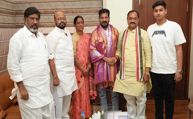 Konda Surekha meets Revanth Reddy amid rift