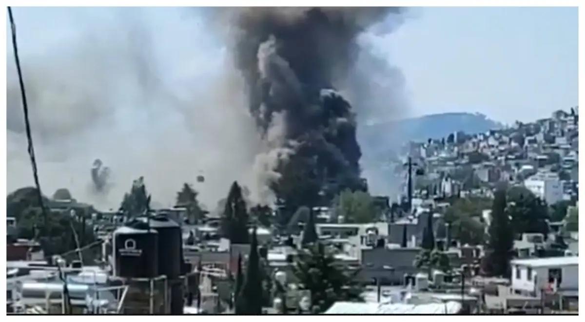 Incendio en Ecatepec consume fábrica de colchones; suspenden Línea 1 del Mexicable