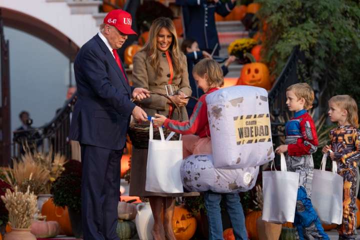 Trump y Melania entregan dulces a decenas de niños en la Casa Blanca
