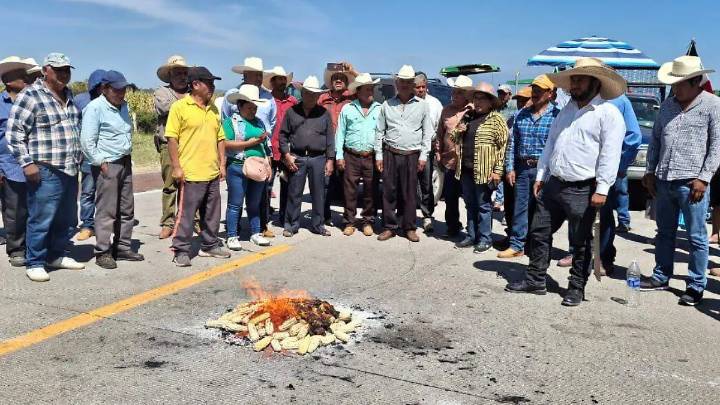 Ejidatarios del oriente bloquean autopista a Popotlán y queman granos por falta de respuesta