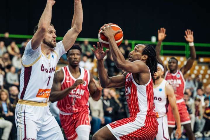 Deportes | Un UCAM CB con pocos argumentos cae en la pista del histórico Bosna en la FIBA Copa de Europa