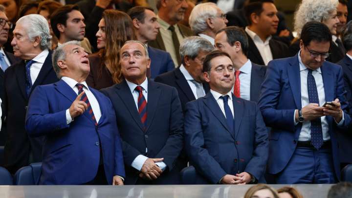 Cazan a Laporta asombrado ante el techo retráctil del Bernabéu