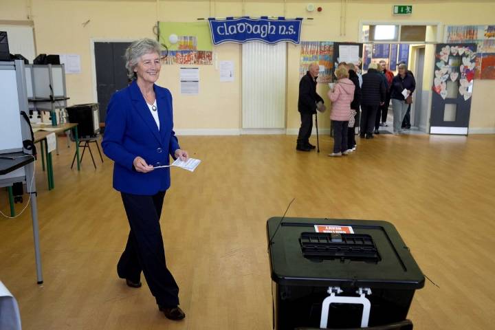 Izquierda se impone en Irlanda; Catherine Connolly será la próxima presidenta
