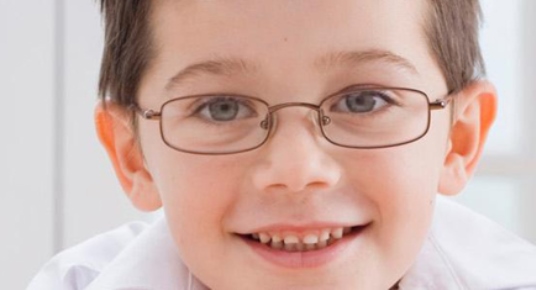 El Gobierno aprueba una ayuda de hasta 100 euros para gafas y lentillas de menores de 16 años