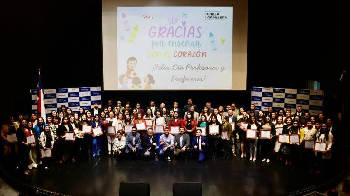 Punilla Cordillera homenajeó a sus profesores y profesoras con emotiva ceremonia.
