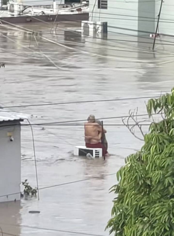 VIDEO: Pareja de abuelitos se abraza durante inundación en Poza Rica y exige rescate inmediato