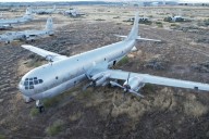 Algunos aviones antiguos acaban en museos. Estos se subastan desde 25 dólares por un alquiler impago
