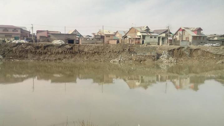 Kashmir: Embankment Along Jhelum Caves In At Hajin, Heavy Vehicle Movement Halted
