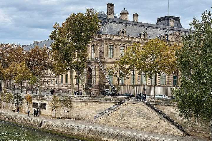 "Shock" por el robo de joyas en el Louvre: "Estamos ante Lupin. Cuesta imaginar que sea tan fácil robar en el Louvre"