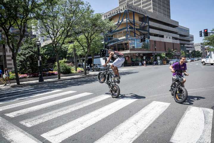 La policía de Westfield toma medidas enérgicas contra las bicicletas eléctricas y los patinetes