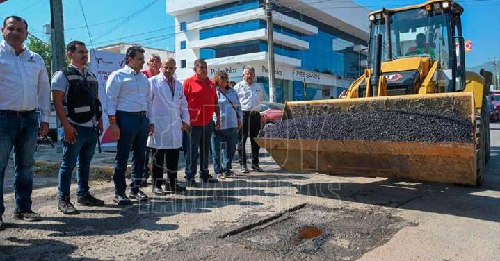 Refuerza gobierno de Victoria bacheo en rutas de salud y transporte