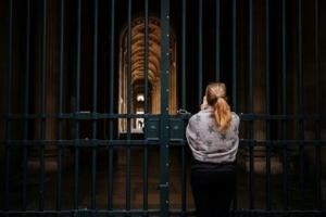 Tourists upset as Louvre stays shut after jewel heist