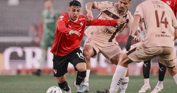 Independiente goleó 3-0 a Platense y ganó tras 15 partidos sin festejos