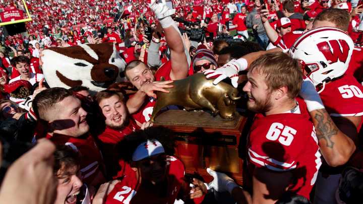 Wisconsin football vs Iowa live updates, game highlights…