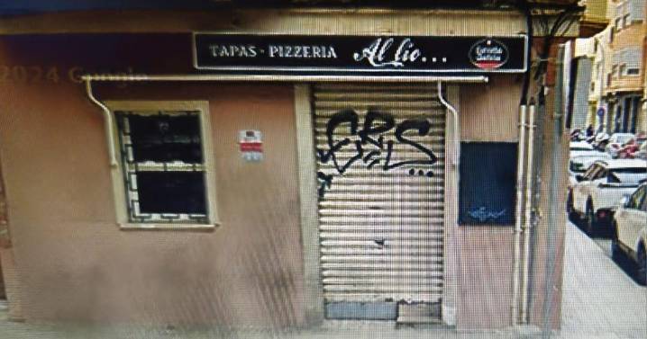 Los vecinos de la calle Reyes Católicos se hartan de la inseguridad en un bar