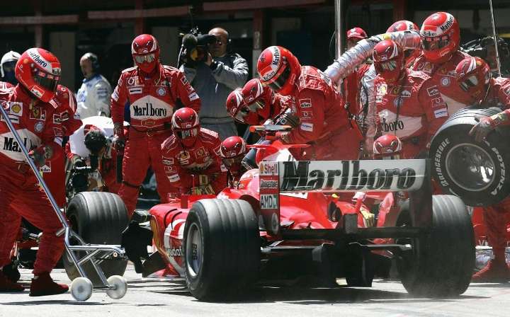 Estrategia en la Fórmula 1: Cómo los equipos planifican los adelantamientos y asignan recursos