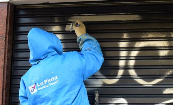 Avanzan en La Plata con la recuperación de mobiliario y frentes vandalizados