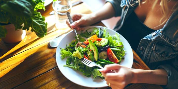 Alimentación basada en plantas: la clave para prevenir el estreñimiento crónico en adultos, según un estudio de Harvard