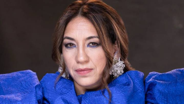 Lorena Vega hizo una audaz sesión de fotos con campera como minivestido y bucaneras