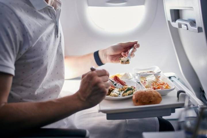 Tragedia en el aire: un pasajero fallece de manera repentina debido a un error alimentario en pleno vuelo