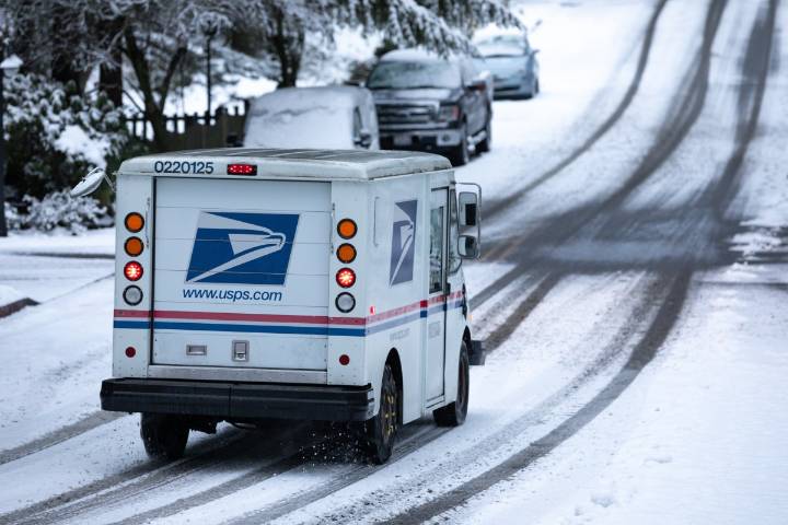 USPS aumenta sus precios de temporada: será más caro enviar regalos en Navidad