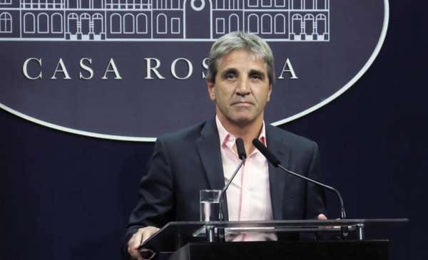 Caputo ratificó que seguirá el esquema de bandas para dólar: "No va a haber ningún cambio"