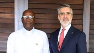 Polémica por un viaje de funcionarios nacionales a una isla del Caribe en medio del ajuste