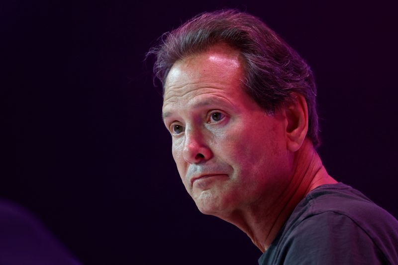 Verizon names former PayPal CEO Dan Schulman as CEO