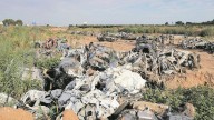 Centenars de cotxes seguixen al costat del barranc de Poio 11 mesos després