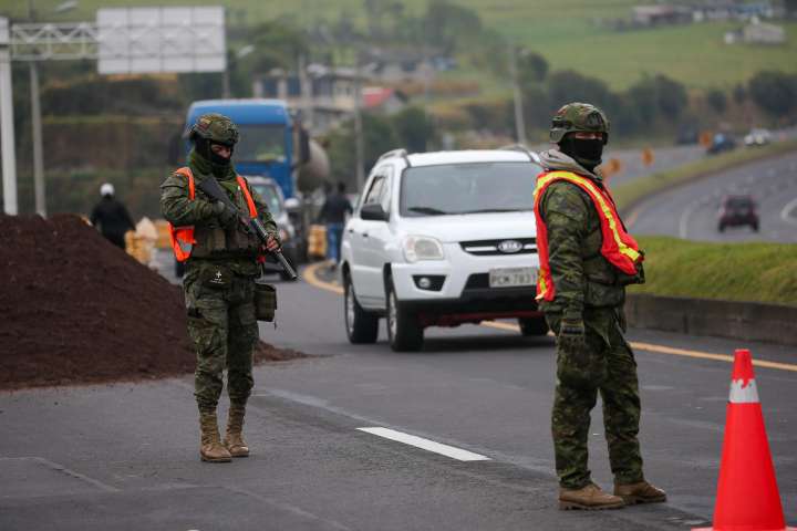 Investigan dos explosiones en puentes de Ecuador, tras estallido de vehículo en Guayaquil