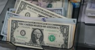 Gobierno argentino vende dólares por quinto día consecutivo para sostener el peso
