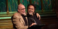 La reconciliación de Alejandro González Iñárritu y Guillermo Arriaga trasciende el aniversario de “Amores perros”