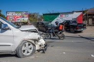Salió en reversa sin precaución y provocó aparatoso choque en Los Pinos; no hubo lesionados