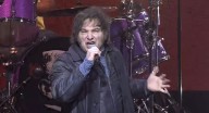Milei cantó temas de rock, respaldó a Israel y le apuntó a los “kuka tira piedras”
