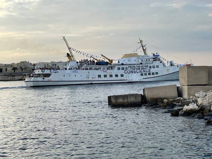 Una nueva flotilla de 11 barcos navega desde Italia rumbo a Gaza y espera llegar en dos días