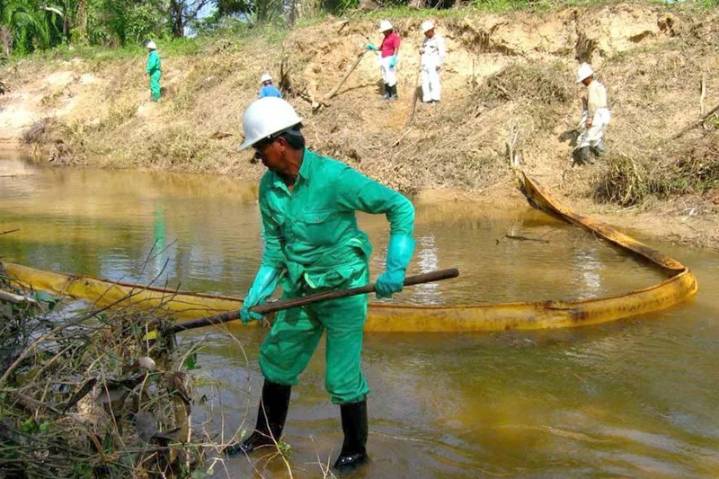 Pemex logra recuperar más de 2.5 millones de litros de crudo tras derrame en el río Pantepec