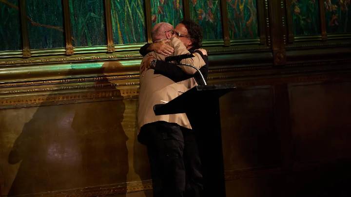 Guillermo Arriaga y Alejandro González Iñárritu celebran 25 años de Amores perros con su reconciliación